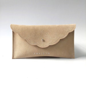 Astuccio in pelle scamosciata personalizzato, Portafoglio in pelle, Astuccio portapenne, Piccola pochette a busta, Pochette da polso in pelle, Regalo per damigella d'onore, Regalo per lei