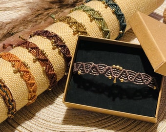 Armband mit Messingperlen, geknüpft aus feinstem 1mm Makrameegarn im Boho Hippie Style! Geschenkidee für Jeden, der dezenten Schmuck liebt