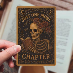 Sticker Just One More Chapter Sticker carte de tarot squelette Sticker lecteur squelette Sticker squelette Kindle Sticker amateur de lecture
