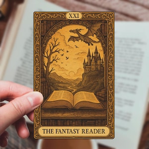 Pegatina de la carta del Tarot del Lector de Fantasía. ... Regalo de la carta del Tarot del Amante de los Libros. Pegatina del Lector de Fantasía para Kindle.