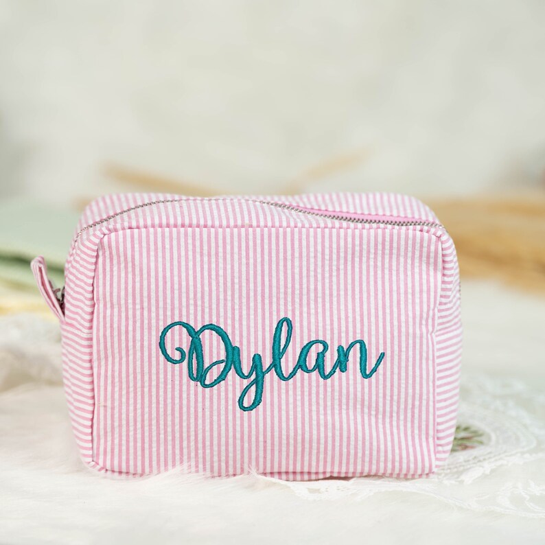 Bolsa de maquillaje Seersucker personalizada, bolsa cosmética bordada, bolsa de artículos de tocador monograma, bolsa cosmética de viaje, regalos de dama de honor, regreso a la escuela imagen 2