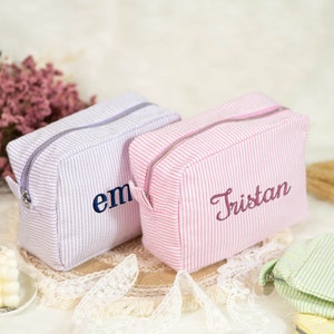 Personalized Seersucker Makeup Bag, Embroidered Cosmetic Bag, Monogram Toiletry Bag, Travel Cosmetic Pouch, Bridesmaid Gifts, Back to School zdjęcie 1