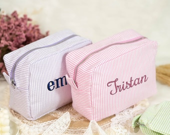 Borsa per trucchi Seersucker personalizzata, Borsa per cosmetici ricamata, Borsa da toilette con monogramma, Custodia per cosmetici da viaggio, Regali per la damigella d'onore, Ritorno a scuola