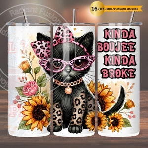 Może przedstawiać: Zestaw trzech białych kubków z czarnym kotem w różowych okularach przeciwsłonecznych i różowej kokardce. Kot nosi złoty łańcuszek z serduszkowym zawieszką. Kubki są ozdobione słonecznikami i różowymi kwiatami. Na jednym z kubków widnieje napis "KINDA BOUJEE KINDA BROKE".