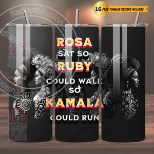 Puede incluir: Tumbler negro con un diseño blanco que presenta una cita sobre Rosa Parks, Ruby Bridges y Kamala Harris. La cita dice "Rosa sat so Ruby could walk so Kamala could run".