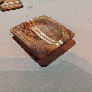 Gedraaide massief houten presentatieschaal.