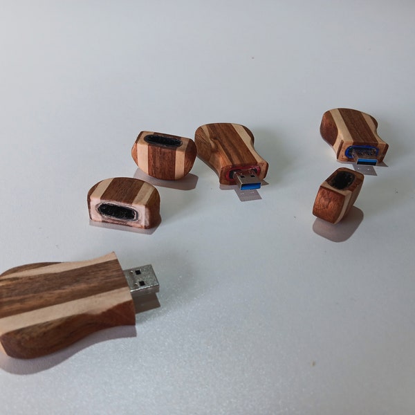 Clé USB 3.0 64 Go habillée de sa coque en érable et noyer.