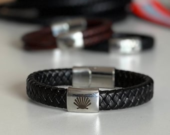 Mannelijke leren armband Camino de Santiago met traditionele sint-jakobsschelp - Herdenk je bedevaart met gepersonaliseerde sieraden