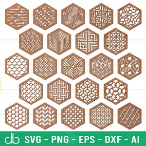 Puede incluir: Conjunto de 24 recortes hexagonales de madera con varios patrones geométricos. Los recortes son marrones y tienen un acabado de madera natural.