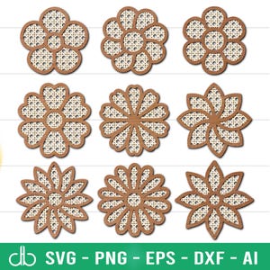 Può includere: Set di nove disegni di fiori in legno marrone tagliati al laser con un motivo intrecciato. I fiori sono di varie forme e dimensioni.