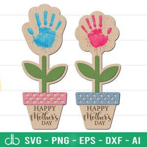 Peut inclure: Deux découpes de fleurs en bois avec des empreintes de mains bleues et roses. Chaque fleur a des feuilles vertes et un pot avec le texte "HAPPY Mother's DAY". Les pots ont des bordures décoratives roses et bleues.