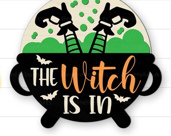 Die Hexe ist in SVG, Halloween Türschild SVG, Halloween Türschild, Halloween Dekor, Halloween Laser Cut Datei, Halloween Hexe Türschild