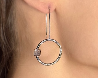 Boucles d'oreilles géométriques avec cercle et carré sur argent sterling oxydé, HG228