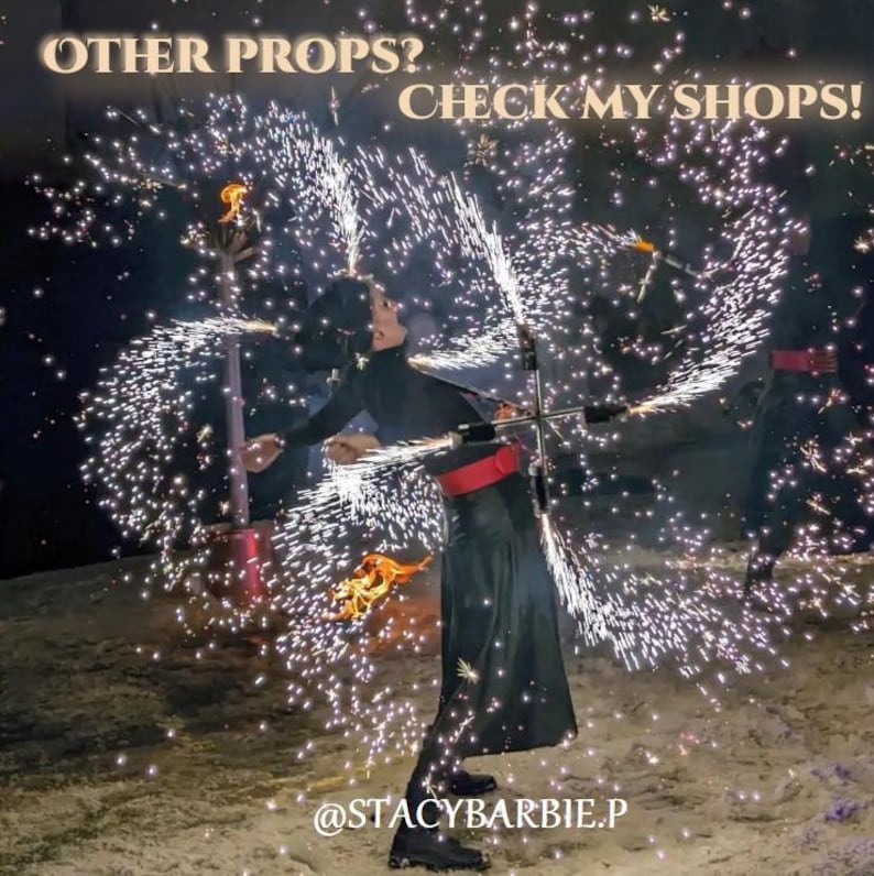 Op de afbeelding: Een persoon die optreedt met vuurattributen, omringd door vonken en vlammen. De persoon draagt een zwarte outfit met een rode riem. Tekst op de afbeelding luidt "OTHER PROPS? CHECK MY SHOPS!" en "@STACYBARBIE.P".