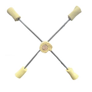 Op de afbeelding: Een vuurstaf prop met vier beige, cilindrische vuurwieken bevestigd aan een centrale houten kern door zilverkleurige metalen kabels. De wieken zijn gemaakt van een geweven materiaal. De prop is ontworpen voor vuurshows.