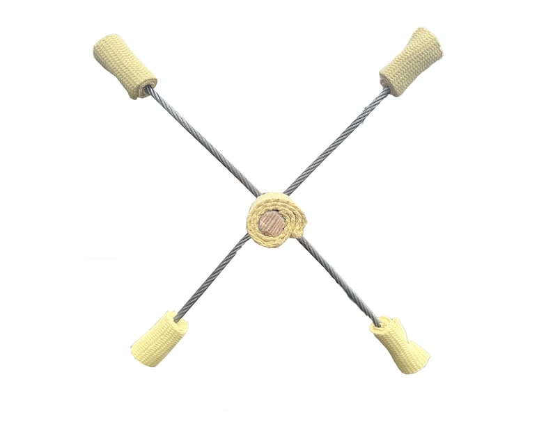 Op de afbeelding: Een vuurstaf prop met vier beige, cilindrische vuurwieken bevestigd aan een centrale houten kern door zilverkleurige metalen kabels. De wieken zijn gemaakt van een geweven materiaal. De prop is ontworpen voor vuurshows.