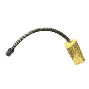 Op de afbeelding: Een vuurpoi met een gedraaide stalen kabel en een cilindrische, gele, geweven lont. De lont is met een metalen connector aan de kabel bevestigd. De poi is ontworpen voor vuurdansen en -optredens.
