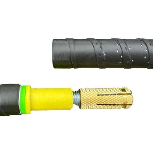 Op de afbeelding: Een zwarte handvat met een gele en groene schuimrubberen inzet en een goudkleurige metalen anker. De handvat heeft een getextureerd oppervlak en kleine perforaties. De onderdelen zijn gescheiden.
