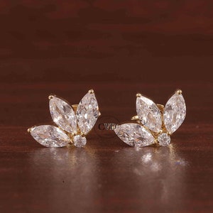 Pendientes de oro macizo con forma de loto y moissanita en forma de marquesa para cartílago, piercing en racimo para trago, pendiente de loto para hélix con forma de loto y flor de loto con forma de marquesa y diamante.