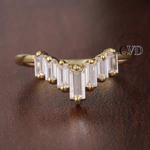 14k Gold Baguette Curved Wedding Band, Solid Gold Baguette Chevron Ring, Women&#39;s Lab Grown Diamond Ring,Dainty V Shape Diamond Ring Enhancer