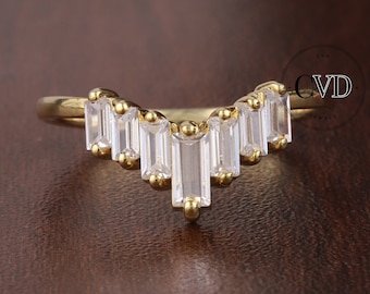 14K Gold Baguette Geschwungener Ehering, Chevron Lab Diamant RingEnhancer, Art Deco V-Form Stapelring