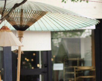 Parapluies en papier huilé faits à la main avec des motifs dessinés à la main et un savoir-faire très fastidieux.