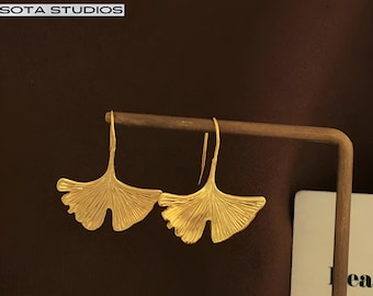 Orecchini minimalisti con foglie di ginkgo placcati in oro 18 carati: piccoli orecchini pendenti, orecchini floreali a goccia delicati senza allergie