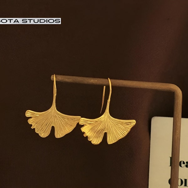 Boucles d'oreilles minimalistes en forme de feuille de ginkgo en plaqué or 18 carats : petites boucles d'oreilles pendantes, boucles d'oreilles pendantes florales délicates sans allergènes