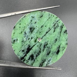 Grün Rubin Zoisit Zifferblatt : poliert Edelstein, 31,5 mm runde Form May Birthstone