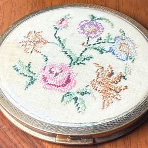 Vintage Floral Embroidered Compact Mirror | Made in England | 1950s Vanity Powder Case | Retro Handbag Mirror | Gift for Her