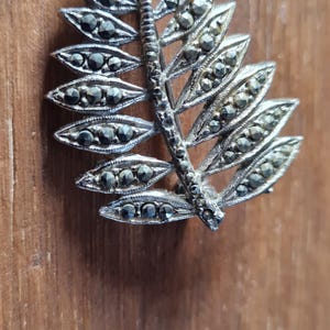 Vintage silvertone Brooch with rhinestones