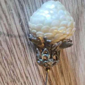 Alfiler de sombrero vintage con filigrana adornada y rematado con lentejuelas