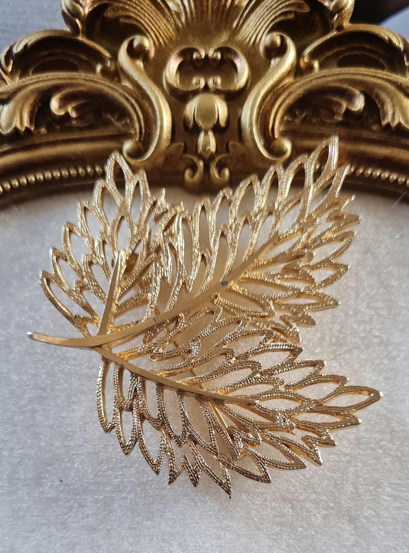 レアデザイン☆Sphinx☆ピンクアートガラス☆ヴィクトリアシャンデリアブローチ Vintage sphinx leaf brooch - Etsy 日本