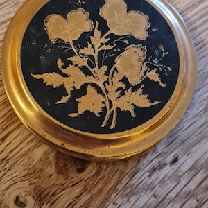Compact rond floral vintage noir et or brossé