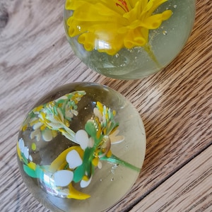 2 x Vintage glasgeblasene Glas Blumen Briefbeschwerer Andenken