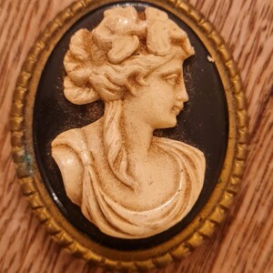 Vintage Goldtone black and white cameo brooch