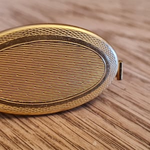 Porta lápiz labial Lipview, diseño vintage en dorado grabado, de Kigu