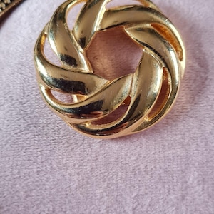 Vintage scroll whimsical wreath goldtone scarf clip