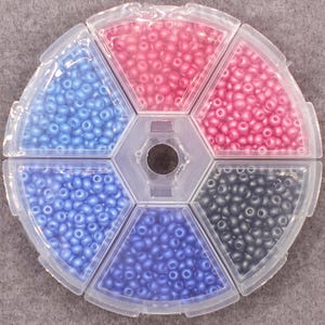 150 EUR/kg, scatola con 6 colori di perline di vetro ceco PRECIOSA Perma Lux da 10 g, Rocailles 8/0 #1442