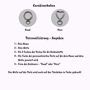K&ouml;nnte beinhalten: Eine Anleitung zur Produktpersonalisierung mit zwei silberfarbenen Karabinerhaken, einer rund und einer herzf&ouml;rmig. Der Text enth&auml;lt Anweisungen zur Personalisierung, einschlie&szlig;lich Name, Motiv, Perlenfarben und der Wahl der Karabinerform.