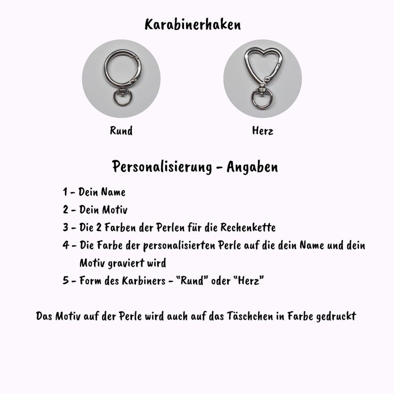 K&ouml;nnte beinhalten: Eine Anleitung zur Produktpersonalisierung mit zwei silberfarbenen Karabinerhaken, einer rund und einer herzf&ouml;rmig. Der Text enth&auml;lt Anweisungen zur Personalisierung, einschlie&szlig;lich Name, Motiv, Perlenfarben und der Wahl der Karabinerform.