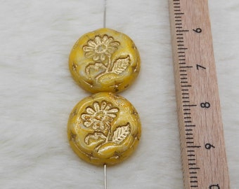 Czech Glass Beads, 2 Perlen, rund, flach, Blumenmotiv 18 mm, gelb/gold #161