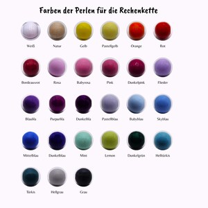 K&ouml;nnte beinhalten: Eine Farbkarte mit dem Titel Farben der Perlen f&uuml;r die Rechenkette, die neunundzwanzig runde Holzperlen in verschiedenen Farbt&ouml;nen wie Wei&szlig;, Natur, Gelb, Orange, Rot, Rosa, Lila, Blau, Gr&uuml;n, T&uuml;rkis, Grau und Schwarz mit Beschriftungen zeigt.