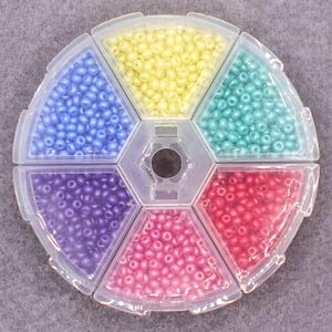 150 EUR/kg, scatola con 6 colori di perline di vetro ceco PRECIOSA Perma Lux da 10 g, Rocailles 8/0 #1434