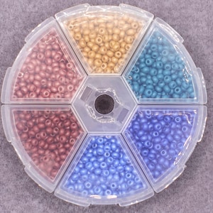 150 EUR/kg, scatola con 6 colori di perline di vetro ceco PRECIOSA Perma Lux da 10 g, Rocailles 8/0 #1438