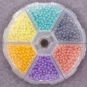 150 EUR/kg, scatola con 6 colori di perline di vetro ceco PRECIOSA Perma Lux da 10 g, Rocailles 8/0 #1437