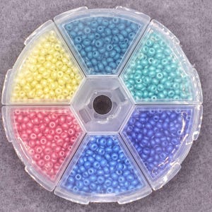 150 EUR/kg, scatola con 6 colori di perline di vetro ceco PRECIOSA Perma Lux da 10 g, Rocailles 8/0 #1439