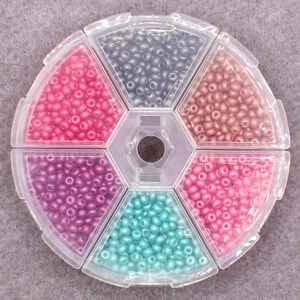 150 EUR/kg, scatola con 6 colori di perline di vetro ceco PRECIOSA Perma Lux da 10 g, Rocailles 8/0 #1436