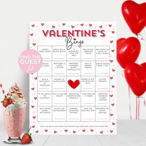 Puede incluir: Un juego de Bingo de San Valentín con un tema rosa y rojo. El juego presenta una cuadrícula de frases descriptivas, un gráfico de corazón y el texto "Valentine's Bingo". Incluye un batido y globos en forma de corazón.