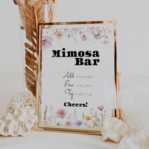 Puede incluir: Un cartel imprimible para una barra de mimosa con un diseño floral. El cartel dice "Mimosa Bar" e incluye instrucciones: "Añade el burbujeante, Vierte el zumo, Cúbrelo con fruta. ¡Salud!"